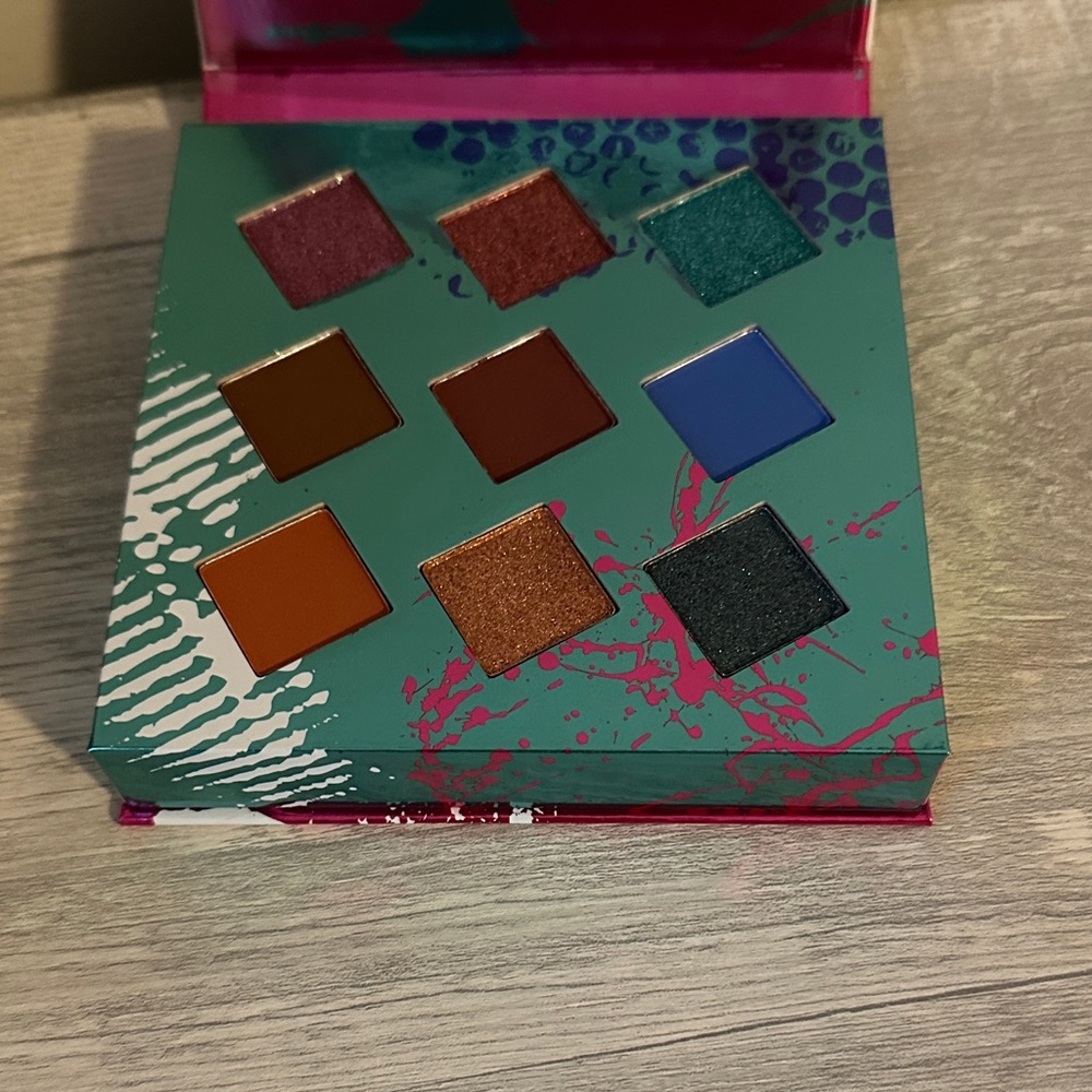 NWOT Vibrant Eyeshadow Palette with Bold Colors